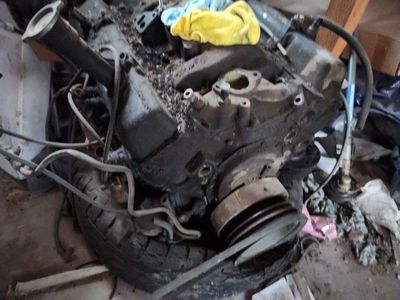 Chevy 350 Small Block V8 – Carb, Air Cleaner & Extra Parts