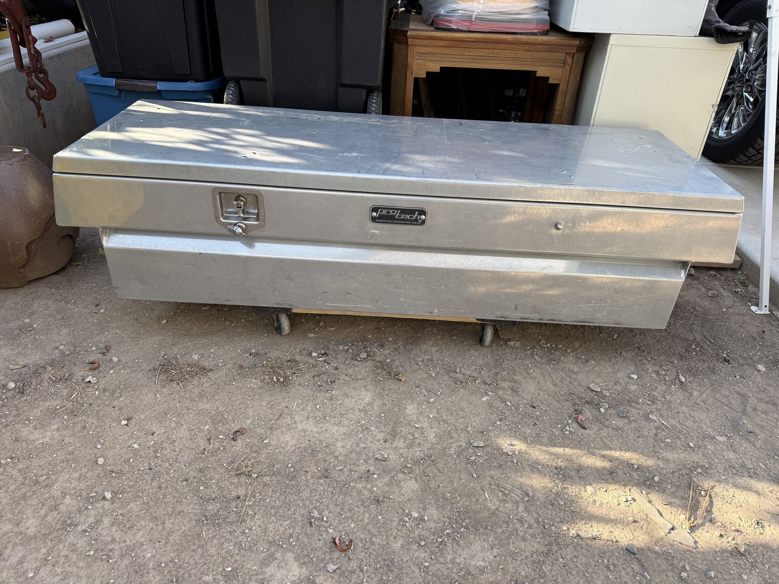 Truck tool box