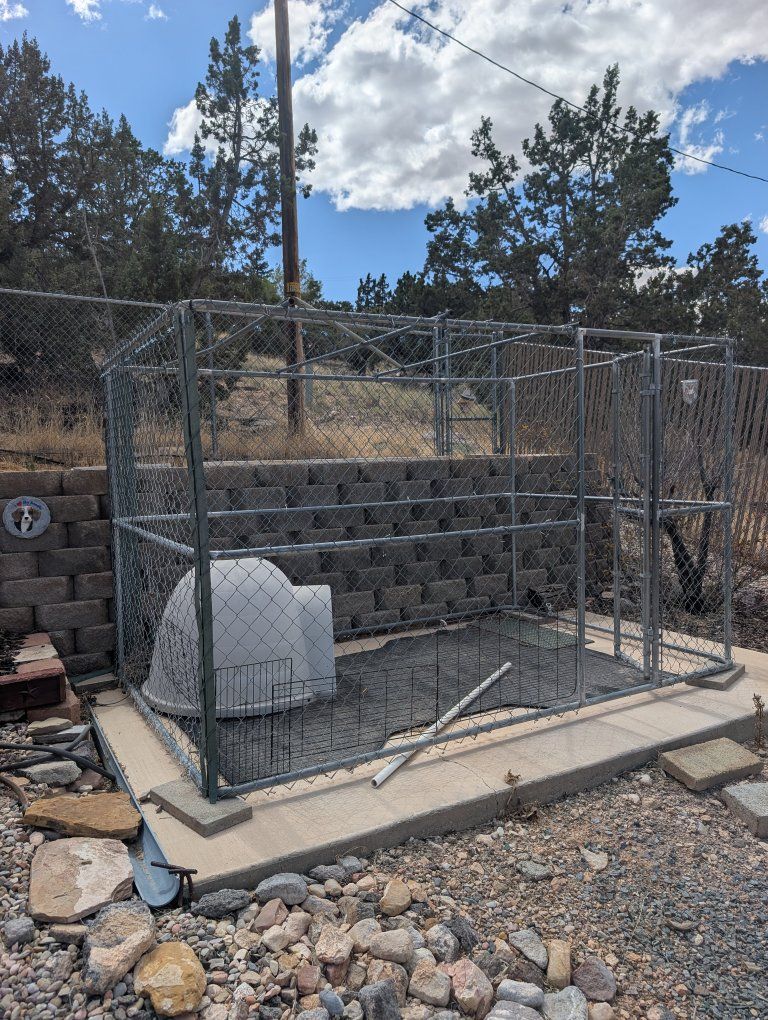 Large Outdoor Chain Link Dog Kennel. - Secure Pet Enclosure