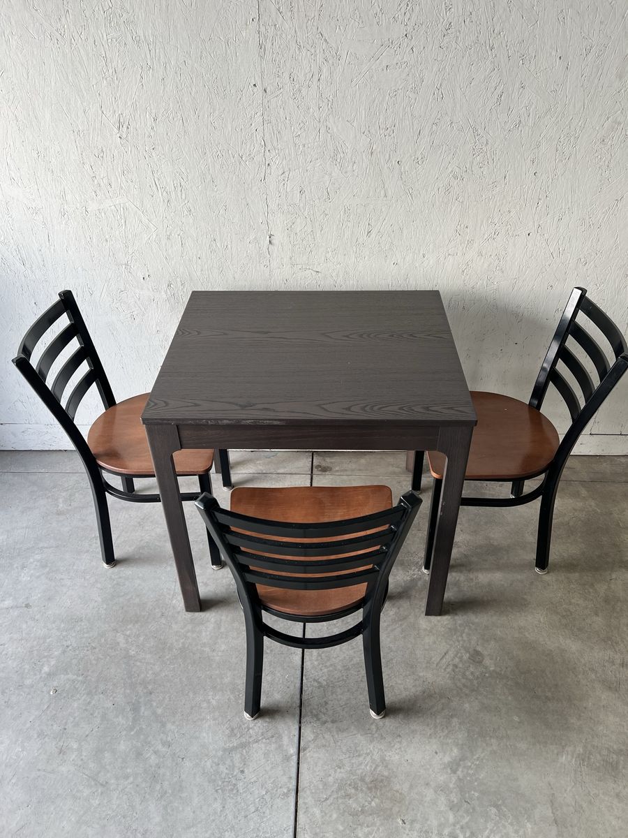 Extendable Table with Chairs