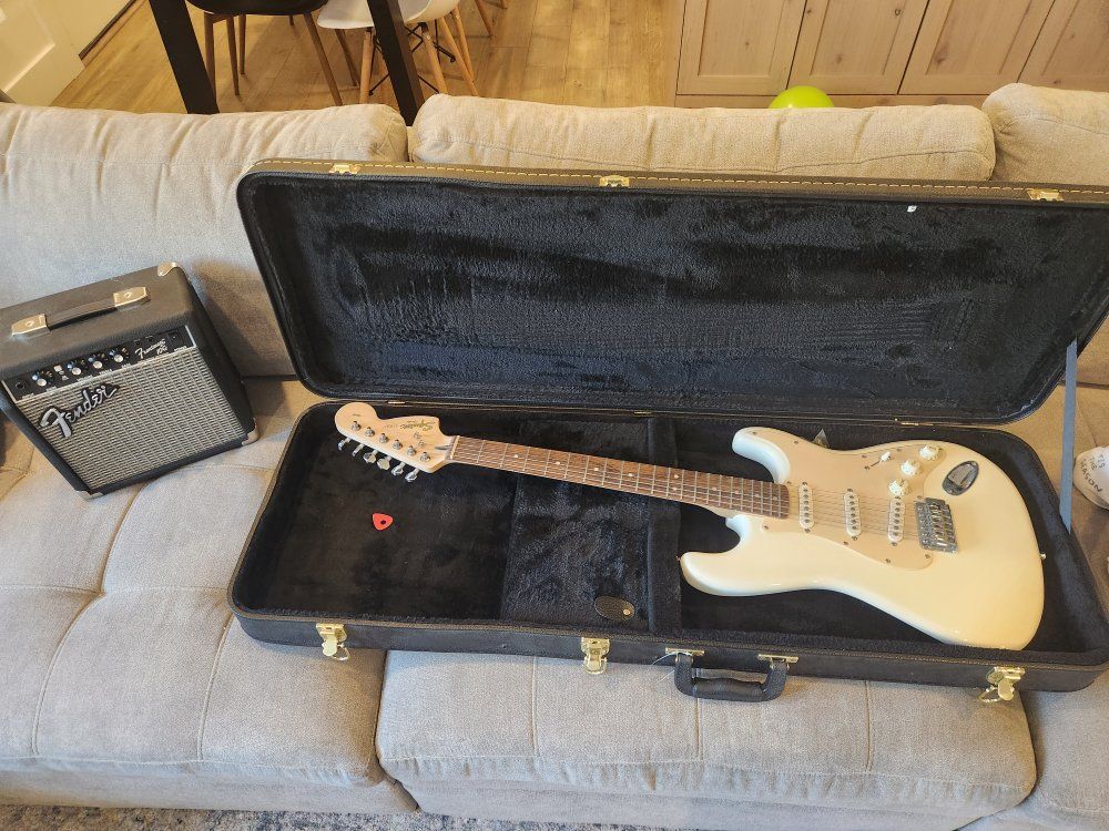 Fender Strat Affinity Series, amp, and case
