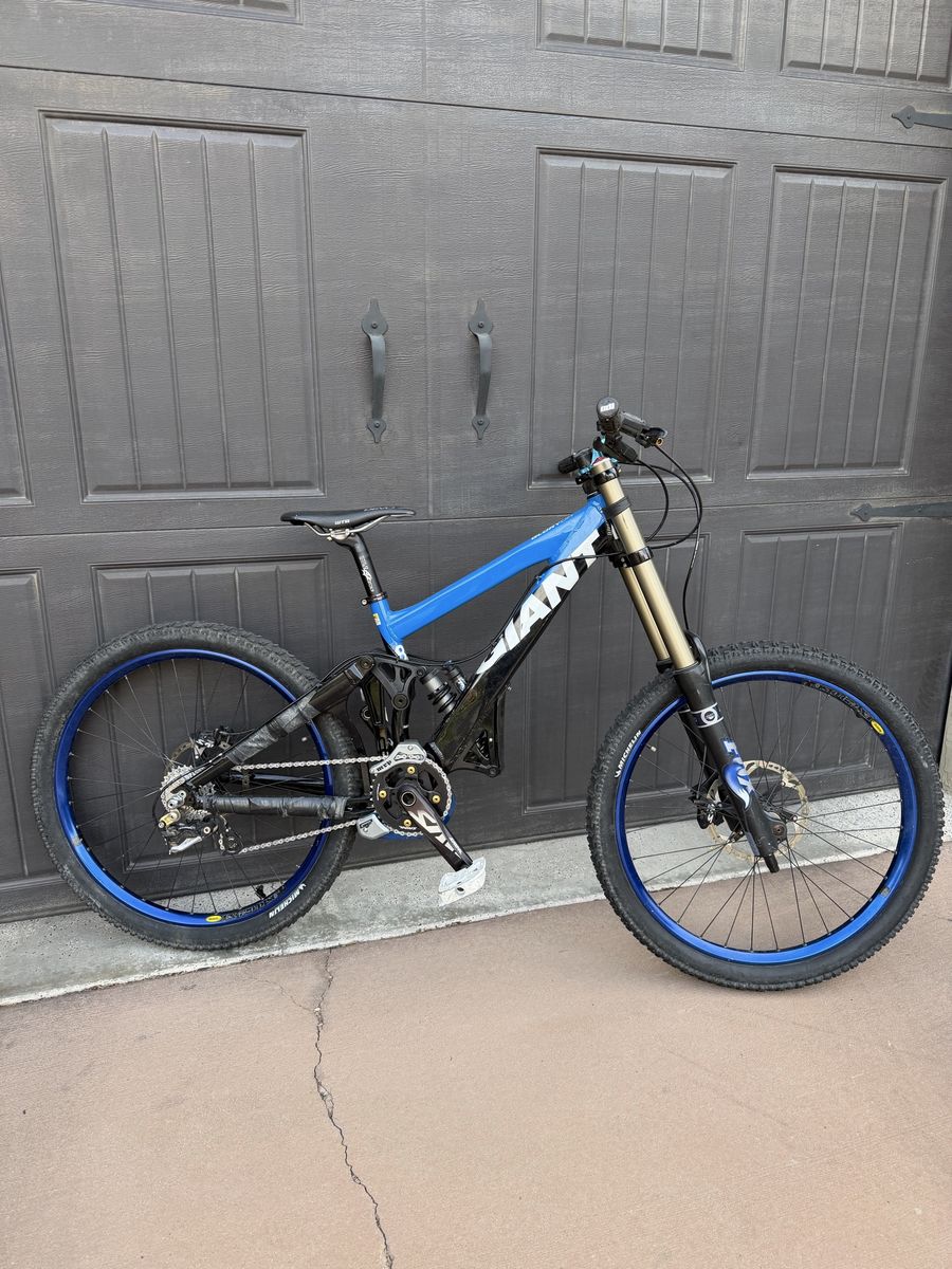 Giant Glory Downhill Bike – Size X Small / XS/SM