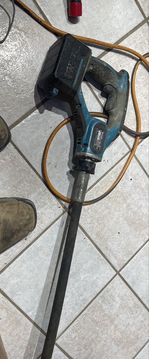 Makita XRV02 8’ Concrete Vibrator