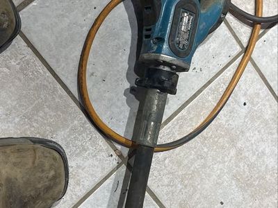 Makita XRV02 8’ Concrete Vibrator
