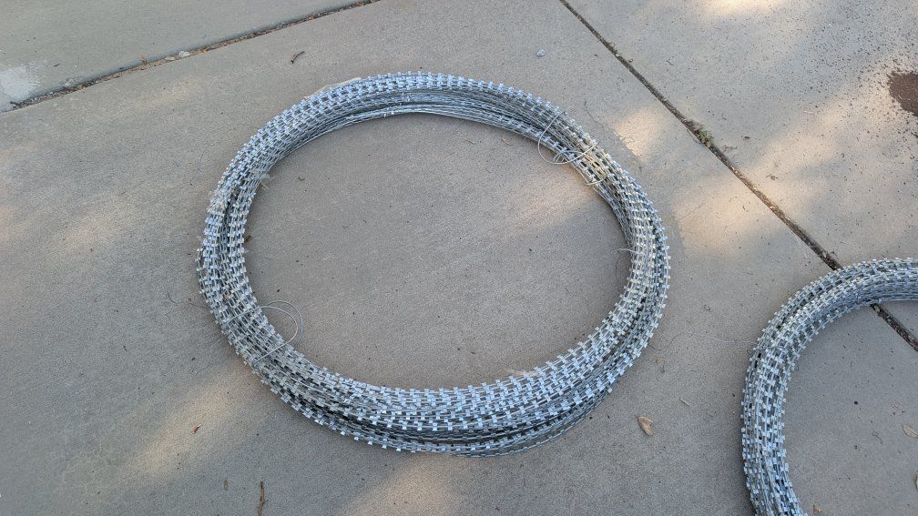 New Razor Wire Barbed Wire Fencing Galvanized Steel Security Concertina Fence