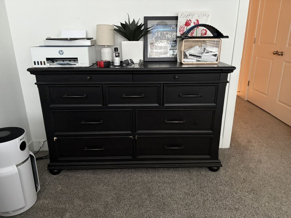 Dresser And 2 Nightstand Set