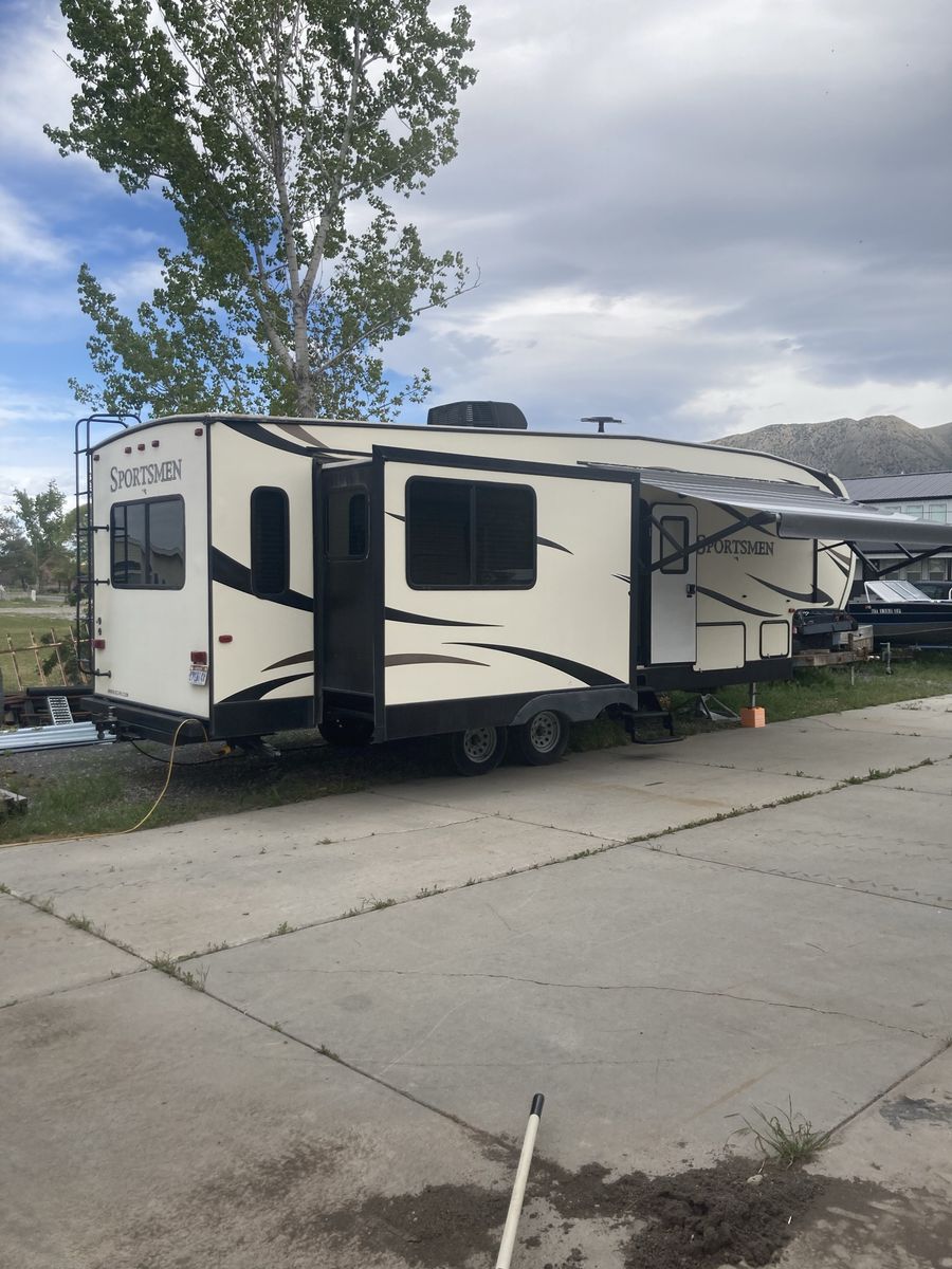2017 5th wheel camp trailer