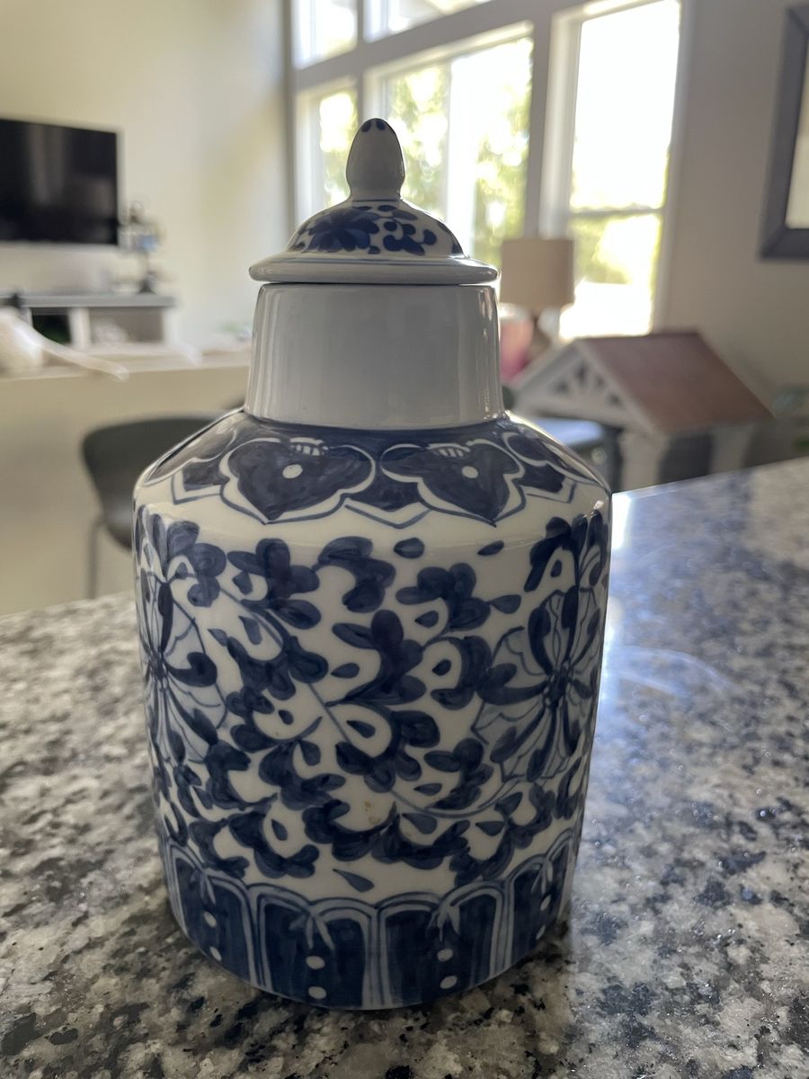 Delft 7 inch jar vase with removeable lid