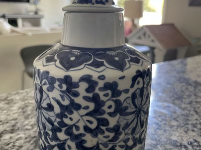 Delft 7 inch jar vase with removeable lid