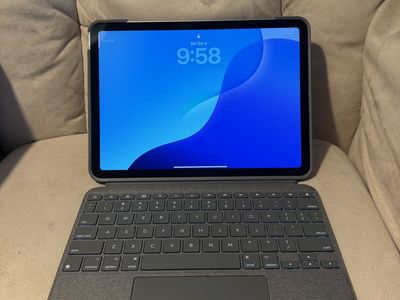 $600 iPad Air M3 11 With Logitech Keyboard