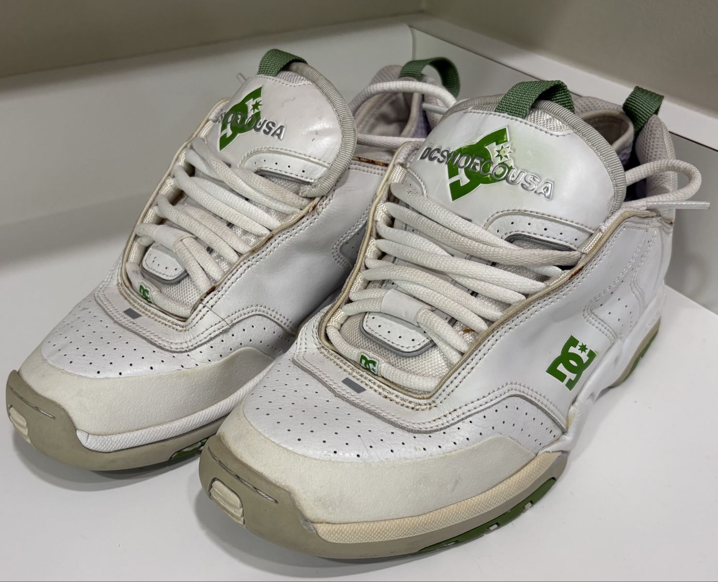 DC Shoes USA Men's Size 9.5 White & Green Low-Top Skate Shoes Sneakers