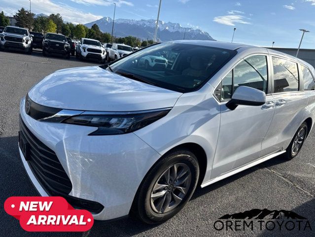 2025 Toyota Sienna LE 8-Passenger