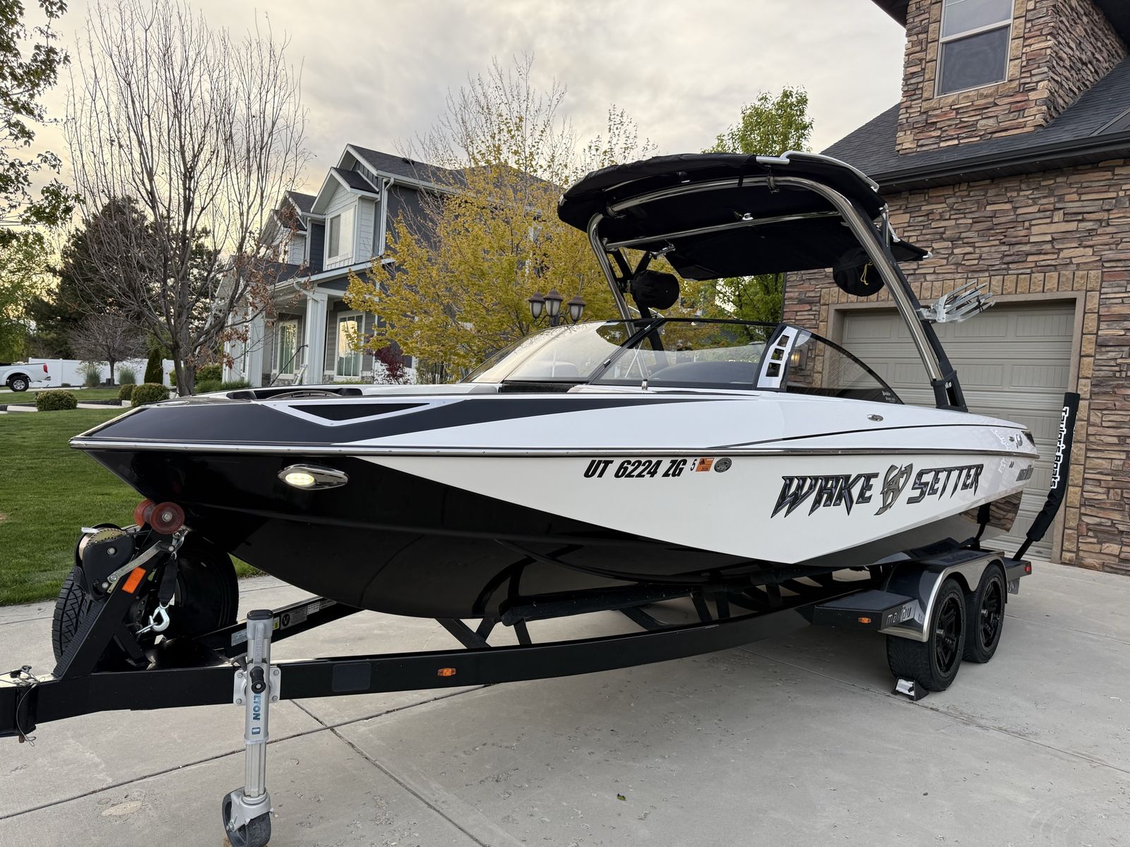 2013 Malibu Wakesetter 23 LSV – 265 Hours, 409HP, Surf Gate + Power Wedge, Shower/Heater