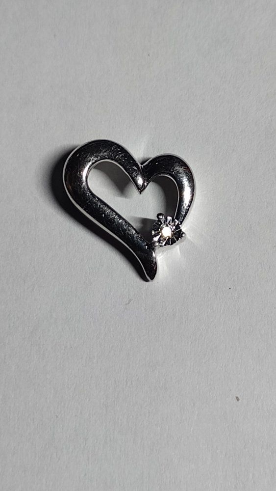 .925 SILVER HEART PENDANT WITH A NATURAL DIAMOND