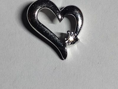 .925 SILVER HEART PENDANT WITH A NATURAL DIAMOND