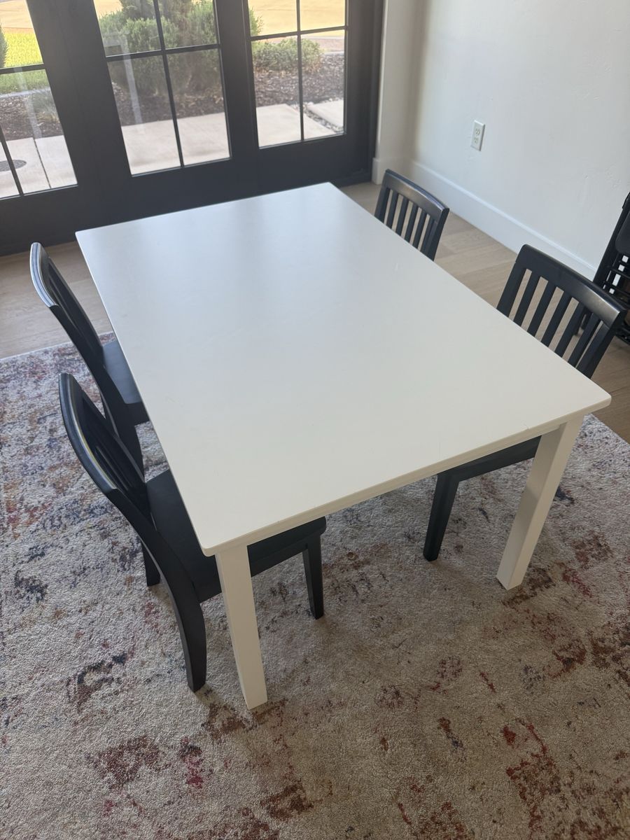 Kids table w/chairs