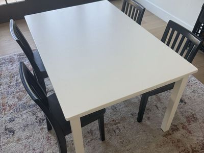 Kids table w/chairs