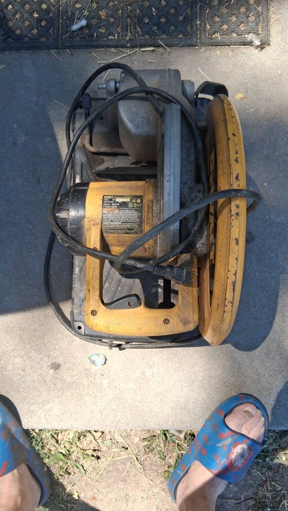 DEWALT DW860 Type 1 120V 10.8 Amp 4-3/8" Wet/Dry Tile Saw with Water Feed