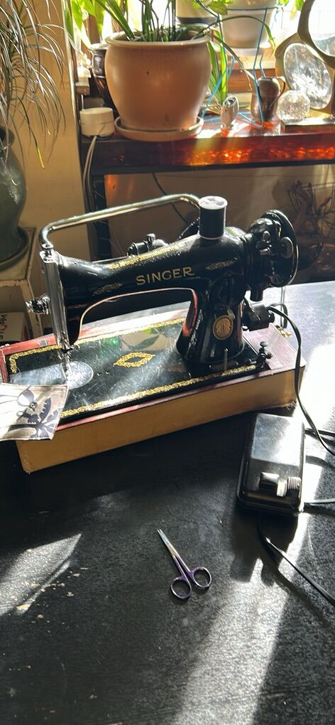 Vintage Singer Sewing Machine With Case