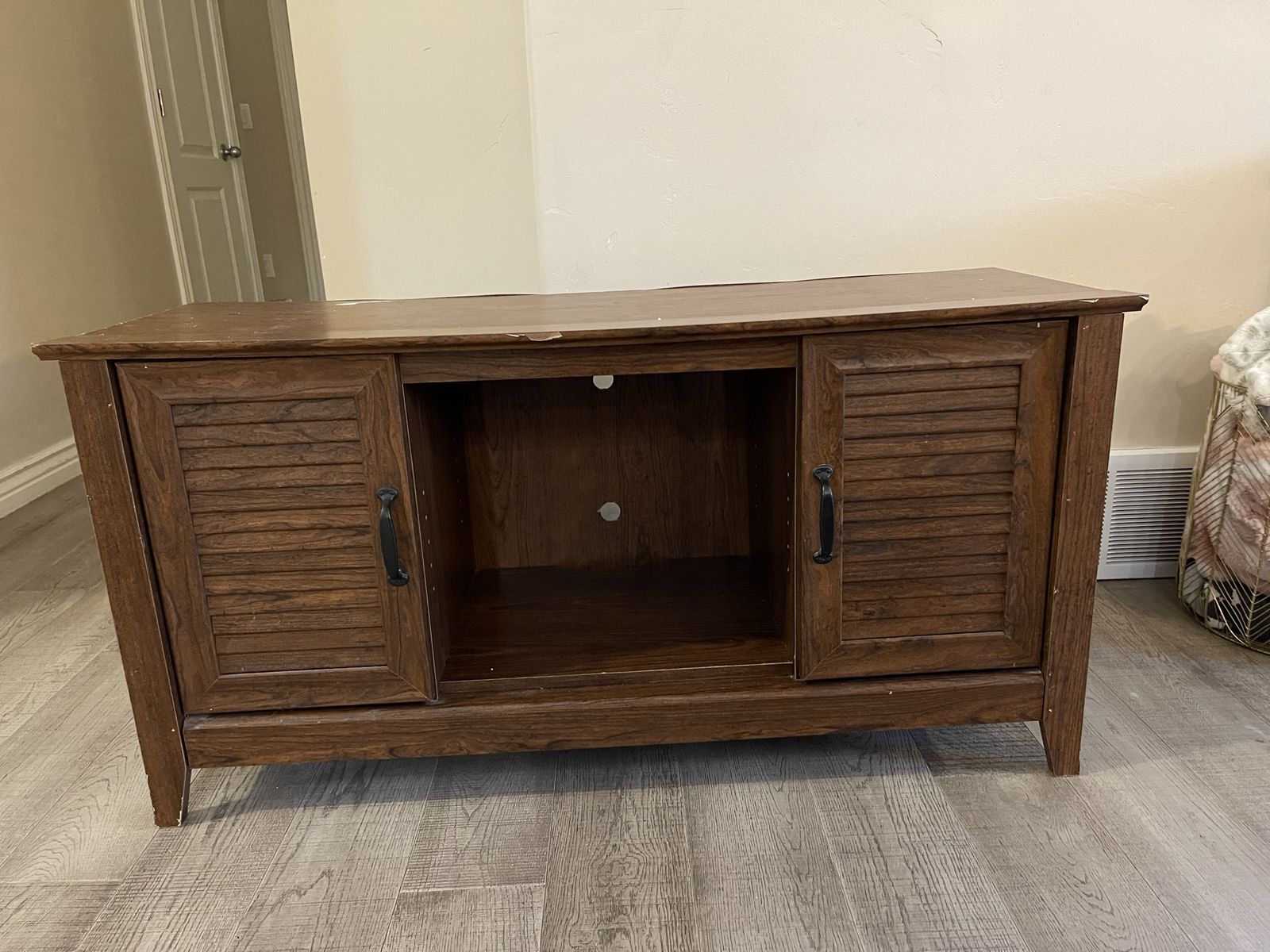 Free TV or fish tank stand