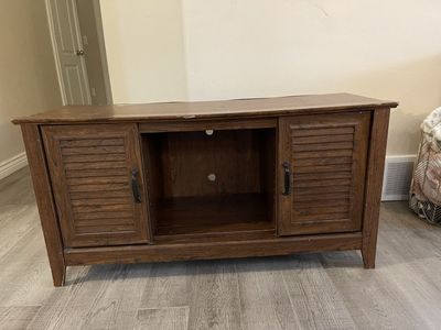 Free TV or fish tank stand