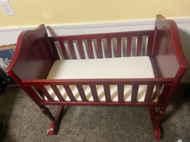 Newborn/baby crib - can rock or be stabilized
