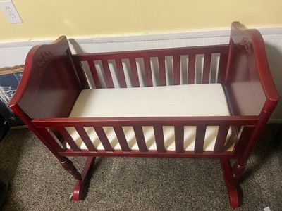 Newborn/baby crib - can rock or be stabilized