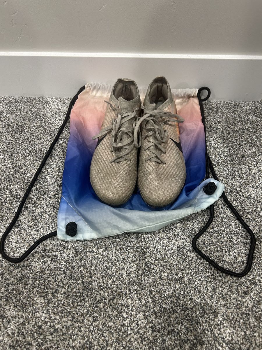 Nike Mercurial Soccer Cleats Size 9 with Matching Drawstring Bag