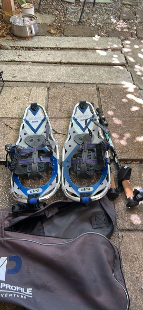 Yukon Charlie 825 Mp Snowshoes And Poles