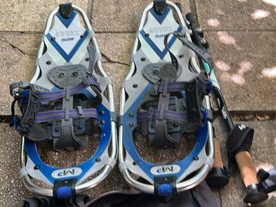 Yukon Charlie 825 Mp Snowshoes And Poles