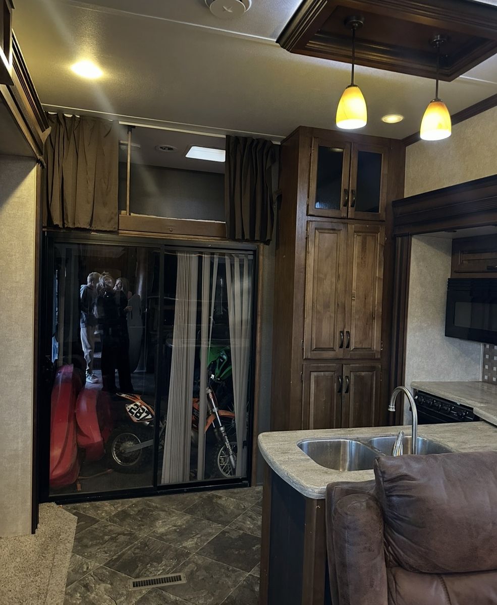 2015 Keystone Raptor 412TS Luxury Fifth-Wheel Toy Hauler – Triple Axle – Auto Leveling – Solar