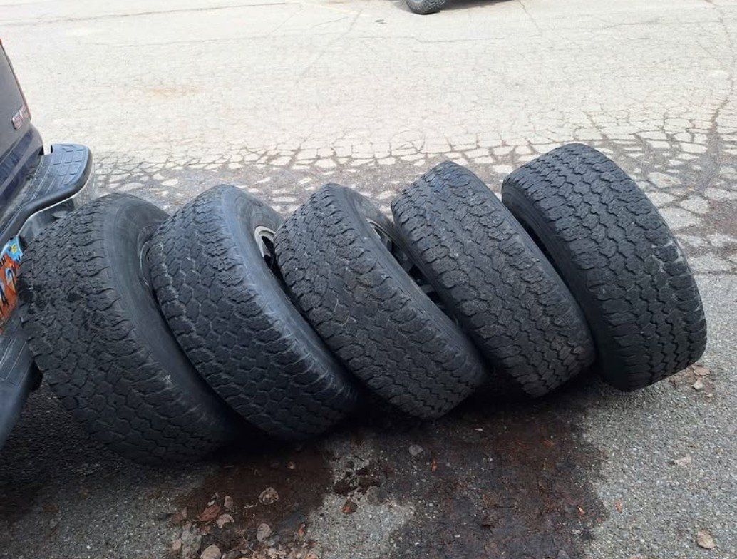 Full set (5) of 17" aftermarket Jeep wheels and spline lugnuts