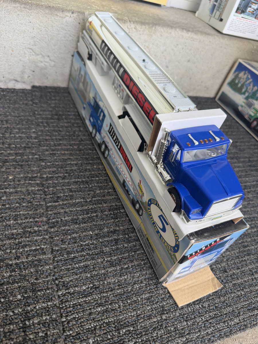 Hess 1999 Blue & White Diesel 18-Wheeler Truck Toy (5th in Series)