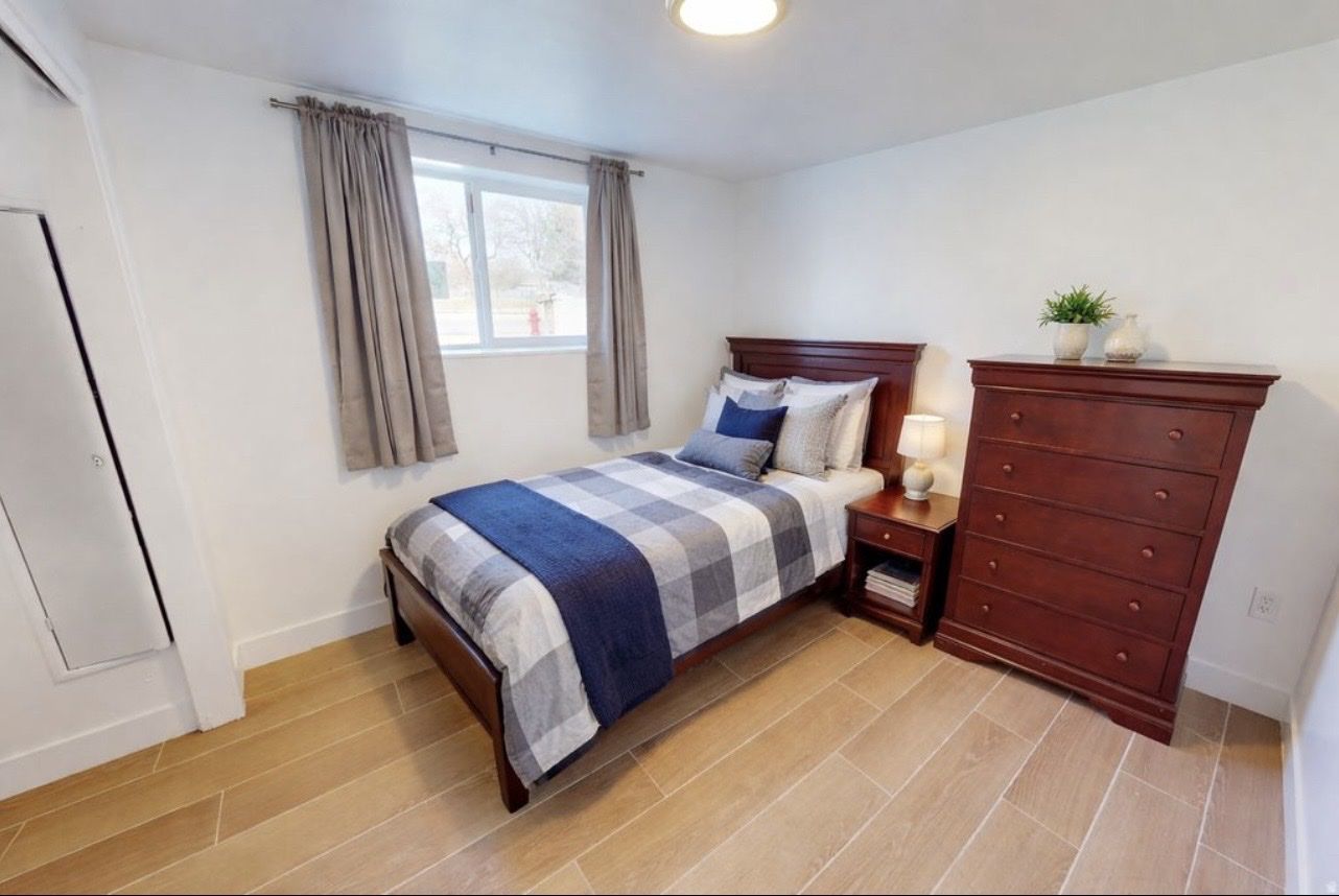 Bedroom Set #2 (Full/Queen Bedroom Set)