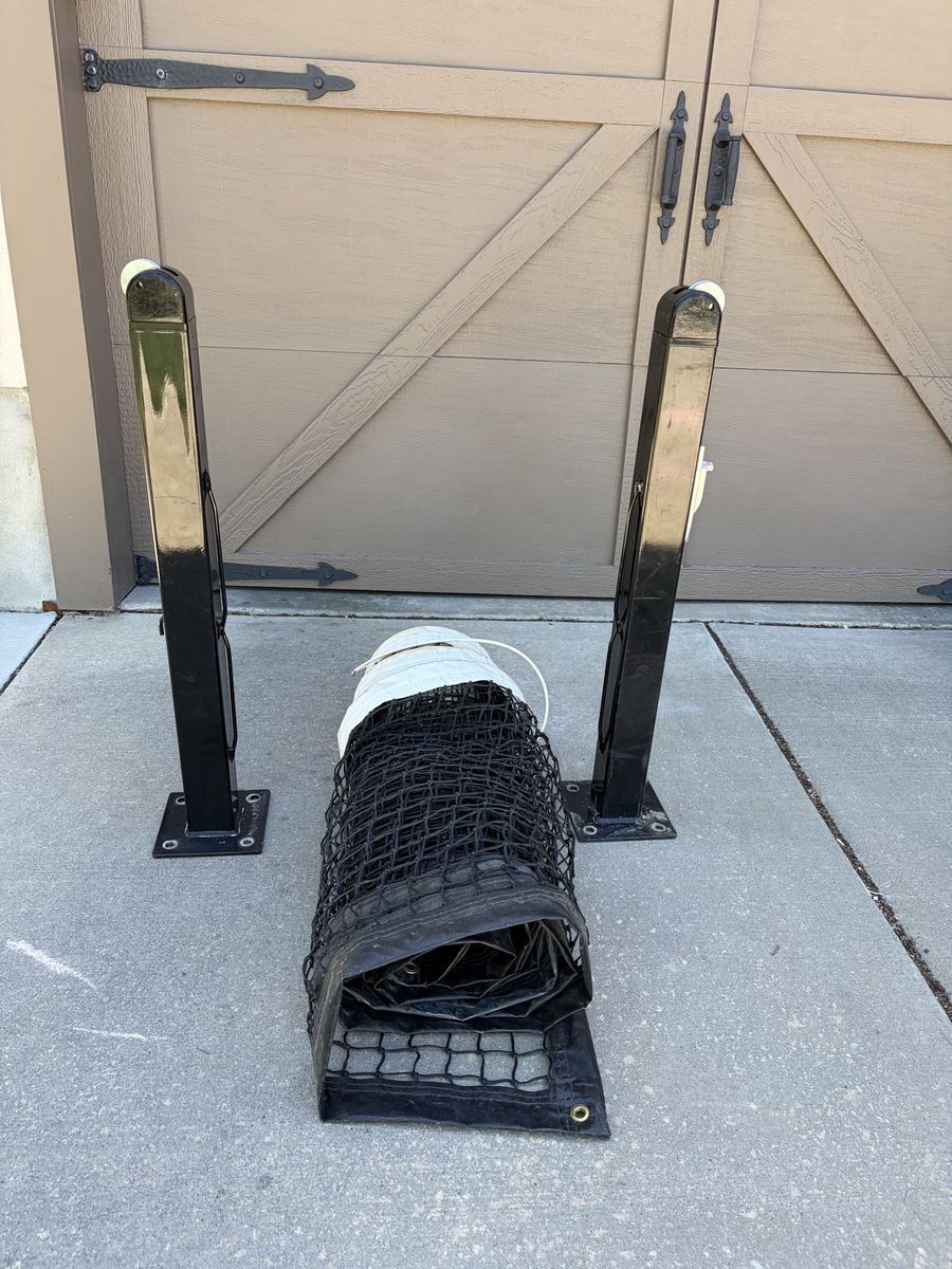 Douglas Premier Pickleball posts and net