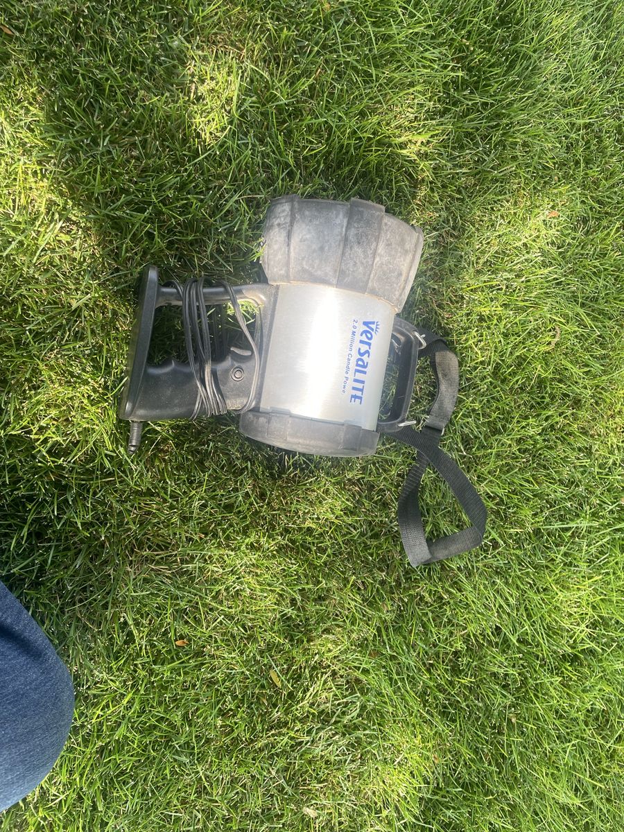 heavy-duty, handheld 12V DC spotlight