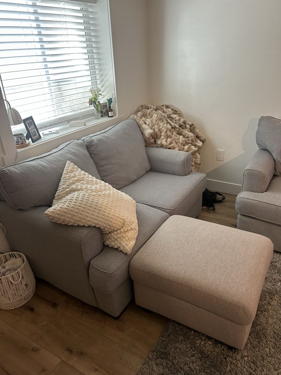 Modern Gray Fabric Sectional Sofa Couch with Ottoman - Excellent Condition