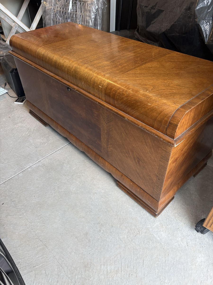 Vintage Lane Cedar Chest Blanket Box with Interior Tray