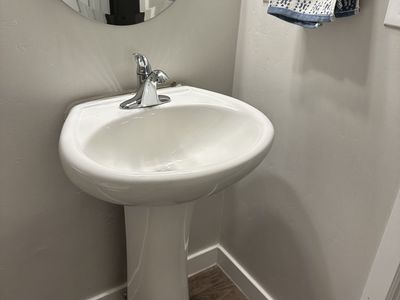 Pedestal sink