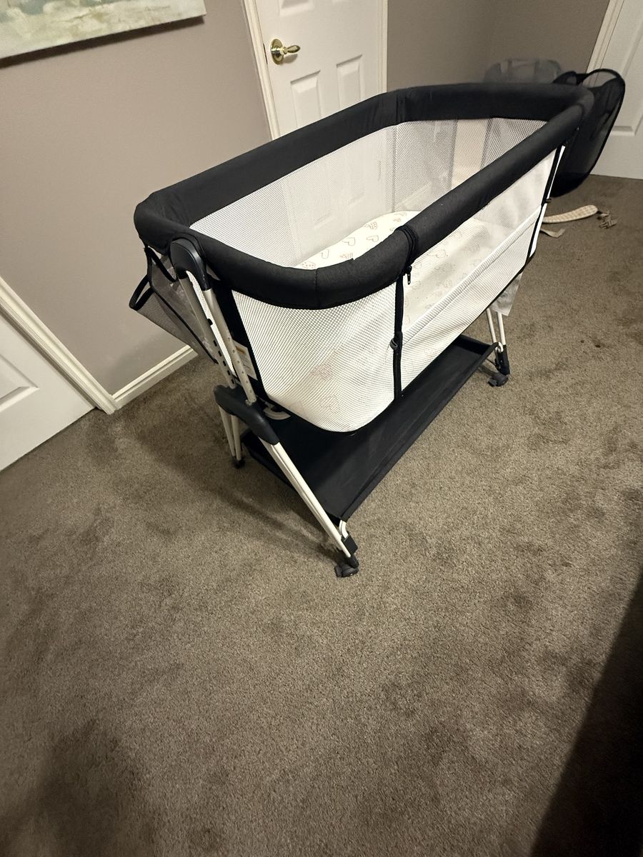 Portable baby bassinet and playard