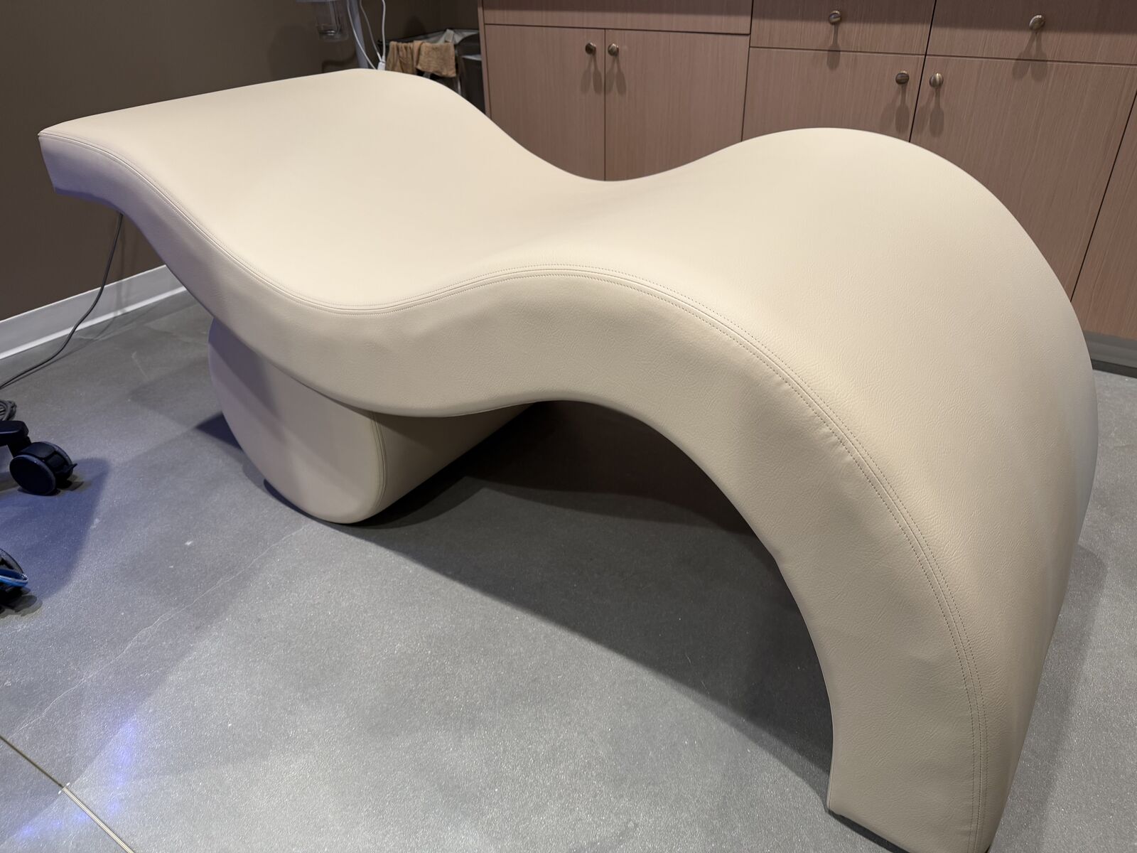 Plush and Oak Brynn Ergonomic Lash, Brow, Facial Bed