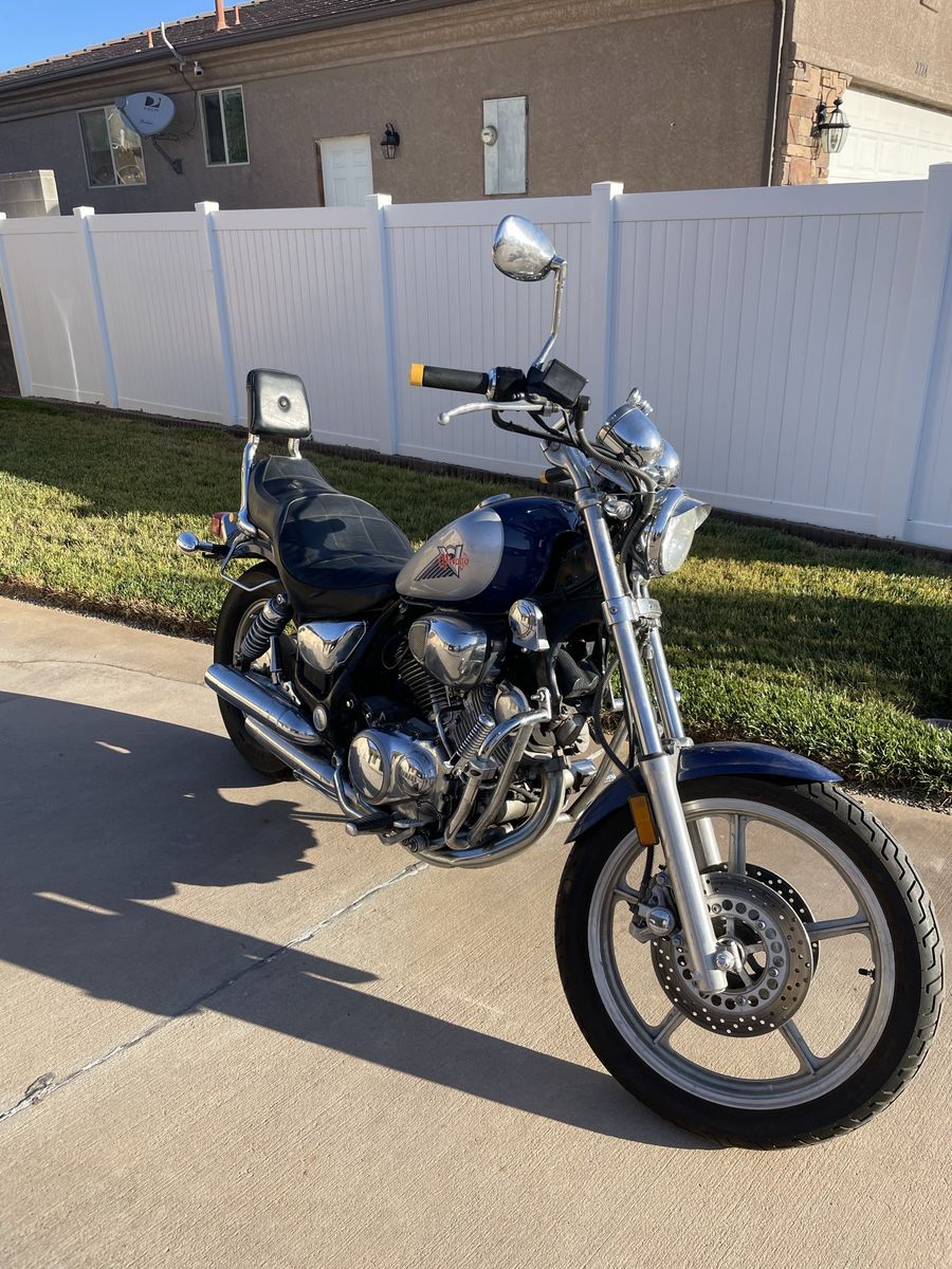 Yamaha Virago Cruiser Motorcycle - Blue/Silver, Sissy Bar