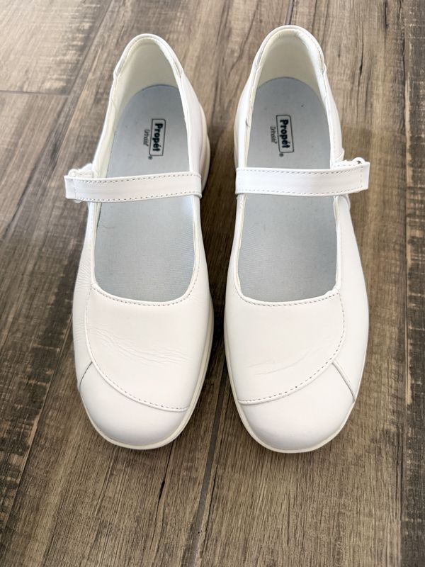 Womans White Temple Shoes Size 10 (Run small I usually wear 9's)