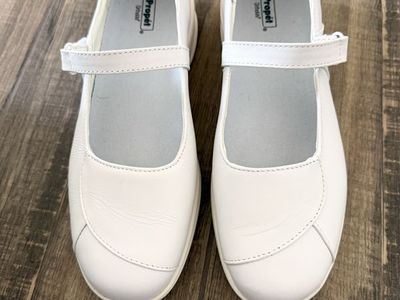Womans White Temple Shoes Size 10 (Run small I usually wear 9's)