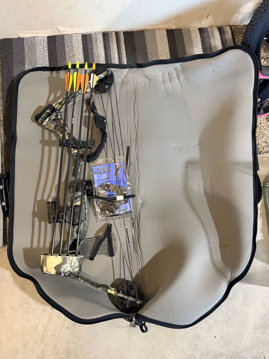 Browning Youth Compound Bow Package – Case, Arrows & Accessories