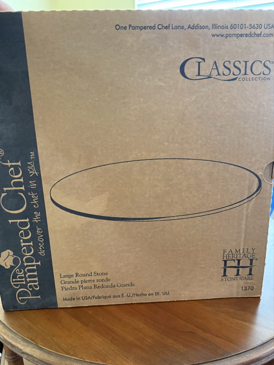Pampered Chef Classics Collection Large Round Stone Stoneware Baking Pan, New in Box