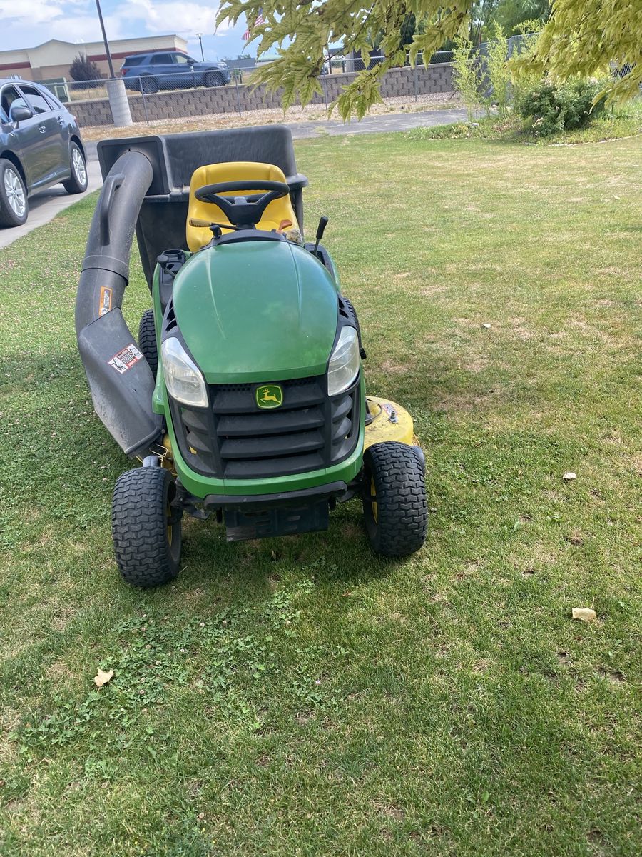 John Deere D105 Riding Lawn Mower with Bagger - Green & Yellow.