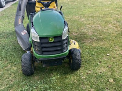 John Deere D105 Riding Lawn Mower with Bagger - Green & Yellow.