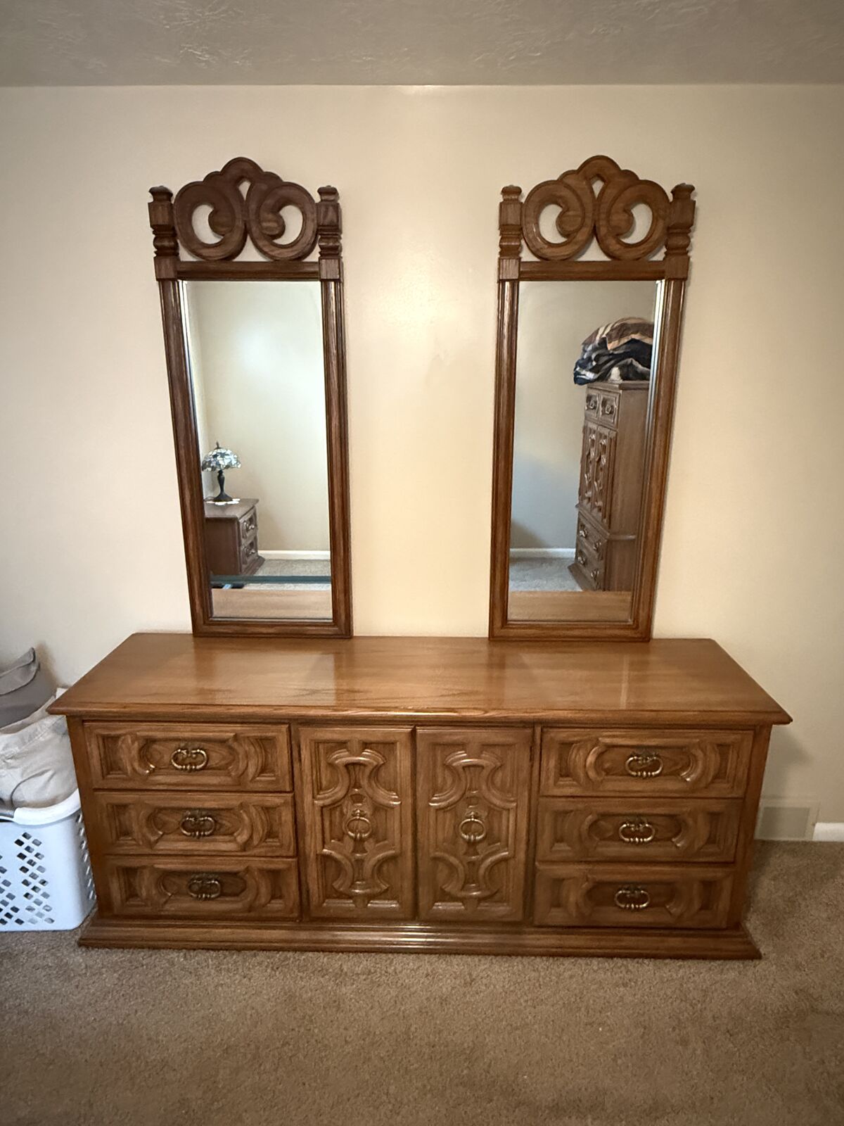 Bedroom Set / Dresser / nightstand / chest