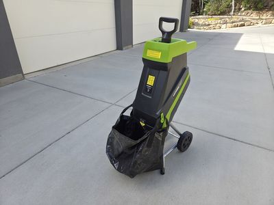 Earthwise, 15-Amp Electric Corded Wood Chipper/Shredder with Collection Bag, like new